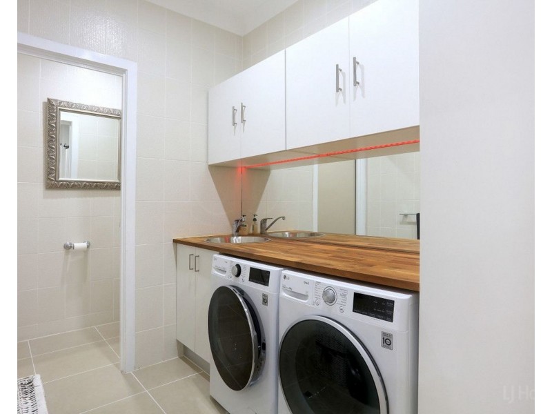 1/374 Pine Ridge Road, Coombabah QLD 4216