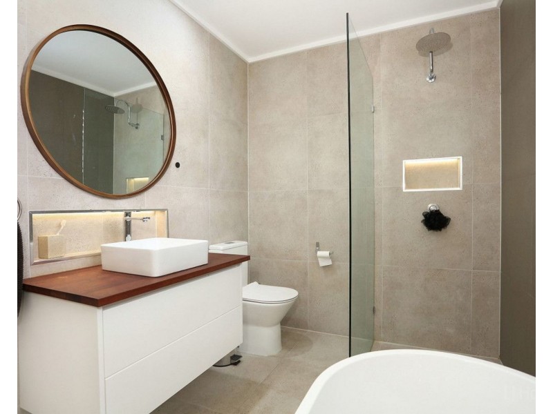 1/374 Pine Ridge Road, Coombabah QLD 4216