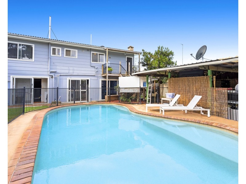 8 Rathbone Place, Labrador QLD 4215