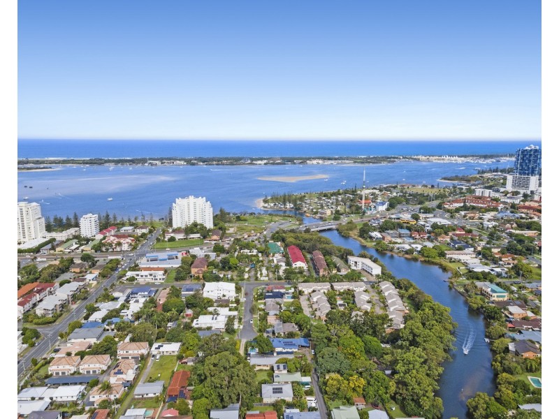 8 Rathbone Place, Labrador QLD 4215