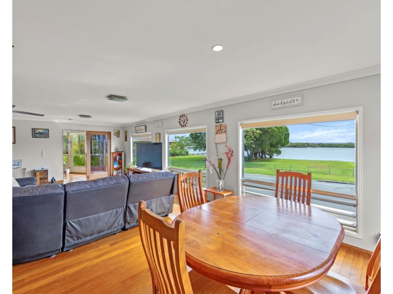 7 The Esplanade, Jacobs Well QLD 4208