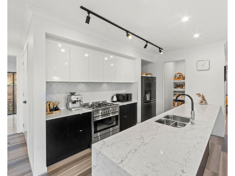 18-26 Dellcal Place, Tamborine QLD 4270