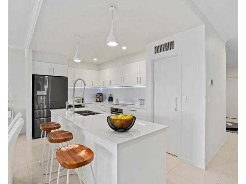 2/2 Vaggelas Crescent, Biggera Waters QLD 4216