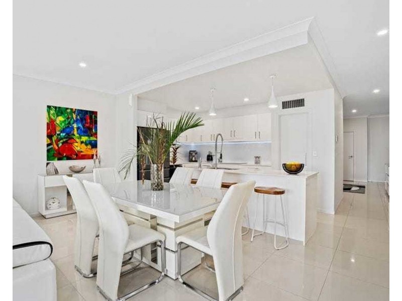2/2 Vaggelas Crescent, Biggera Waters QLD 4216