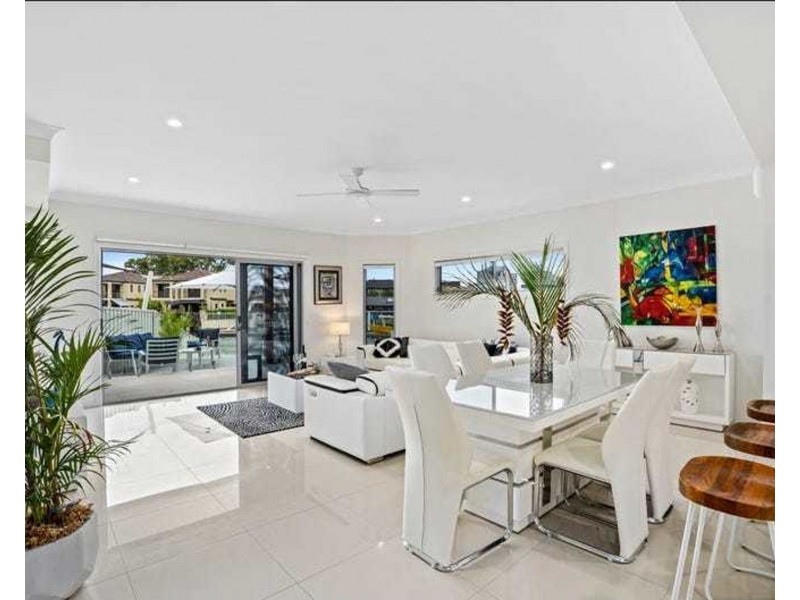 2/2 Vaggelas Crescent, Biggera Waters QLD 4216