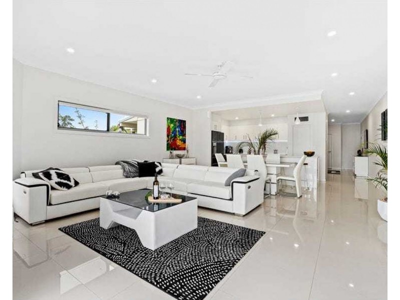 2/2 Vaggelas Crescent, Biggera Waters QLD 4216