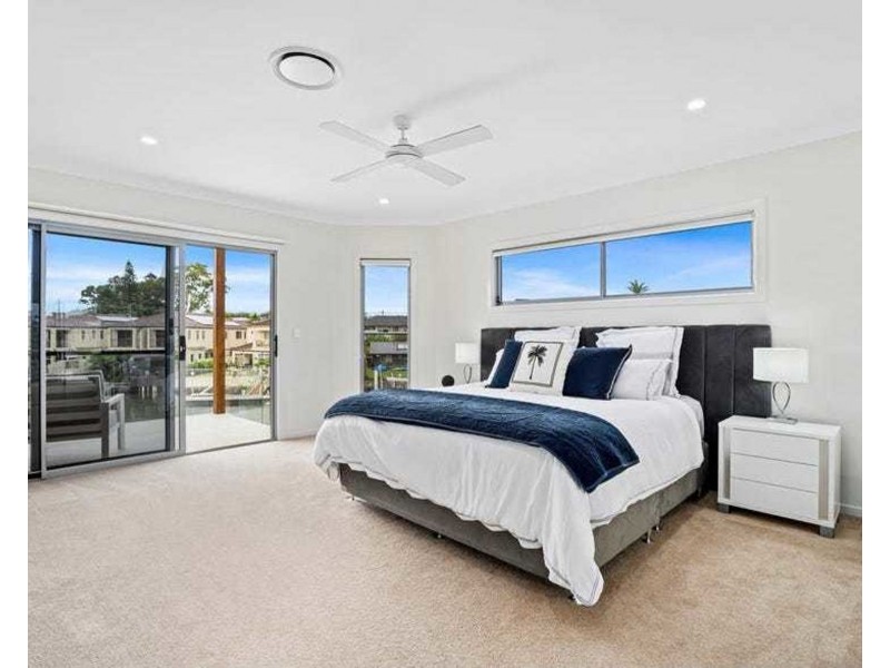 2/2 Vaggelas Crescent, Biggera Waters QLD 4216