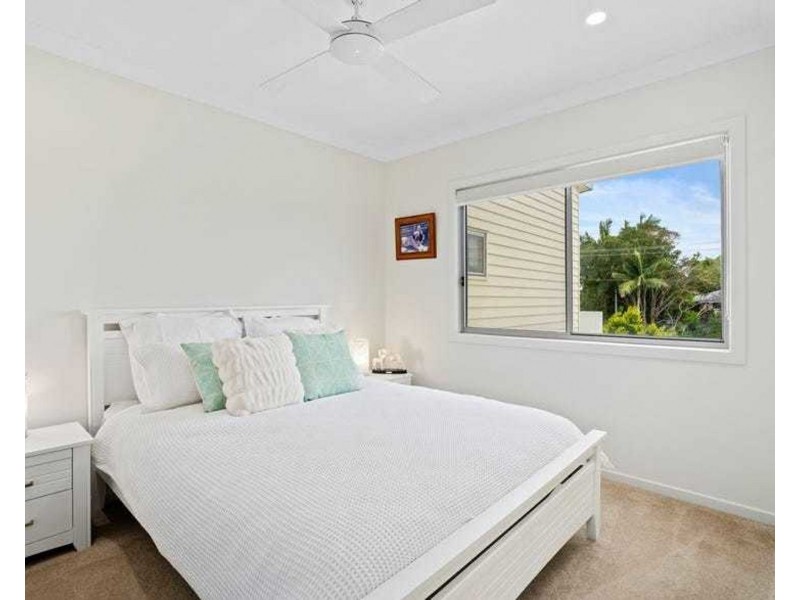2/2 Vaggelas Crescent, Biggera Waters QLD 4216