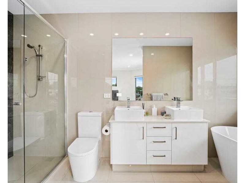 2/2 Vaggelas Crescent, Biggera Waters QLD 4216