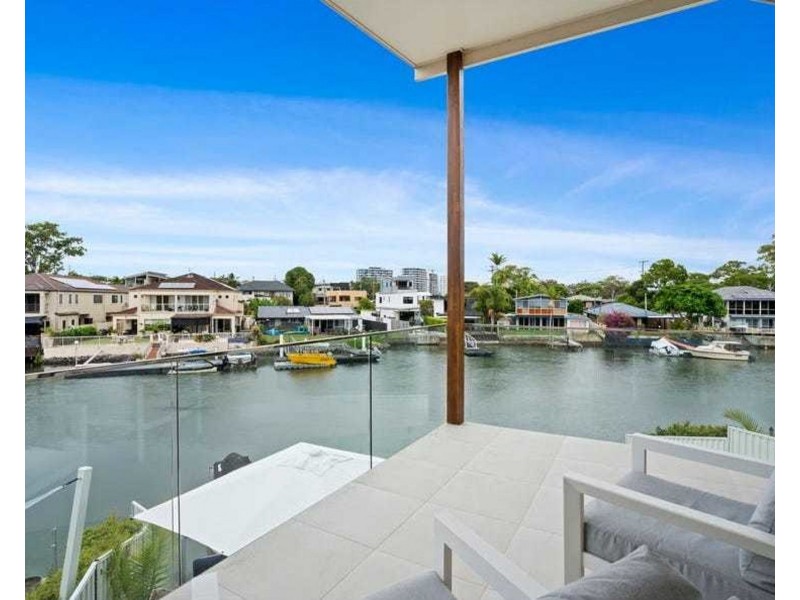 2/2 Vaggelas Crescent, Biggera Waters QLD 4216
