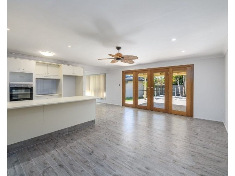 4 Baxter Court, Arundel QLD 4214