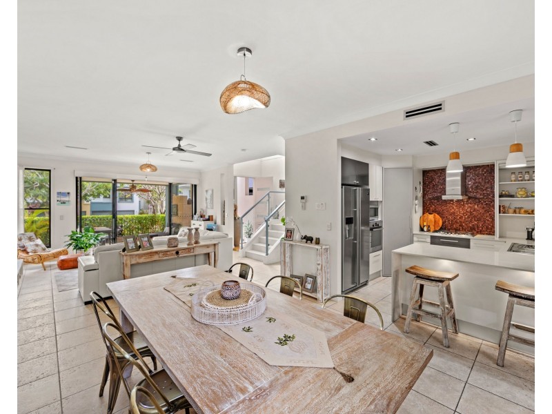 3102 The Boulevard, Carrara QLD 4211