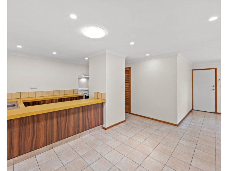 2/203 Central Street, Labrador QLD 4215