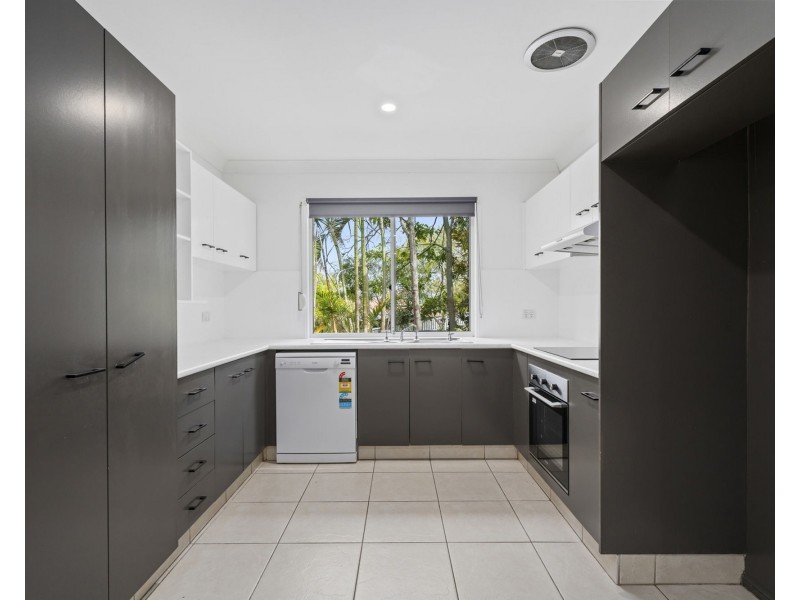 6 Nauru Place, Pacific Pines QLD 4211