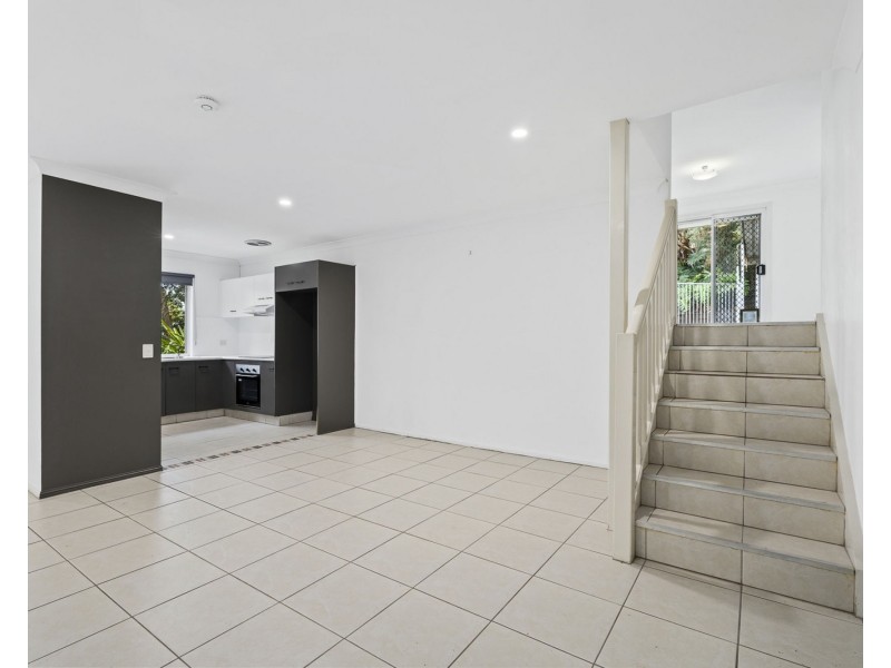 6 Nauru Place, Pacific Pines QLD 4211