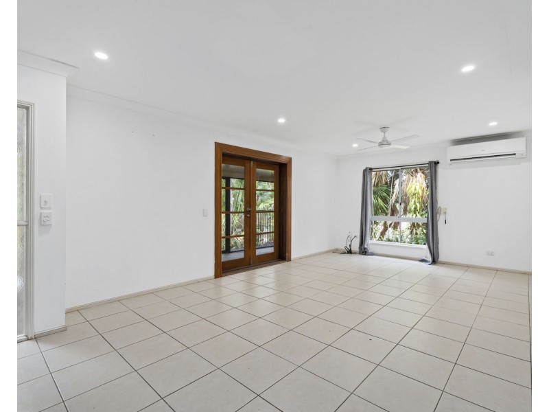 6 Nauru Place, Pacific Pines QLD 4211