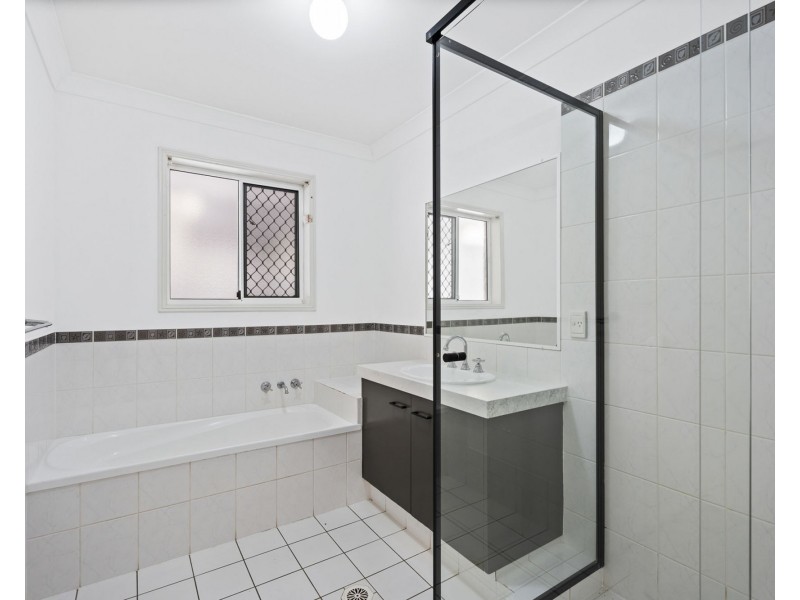 6 Nauru Place, Pacific Pines QLD 4211