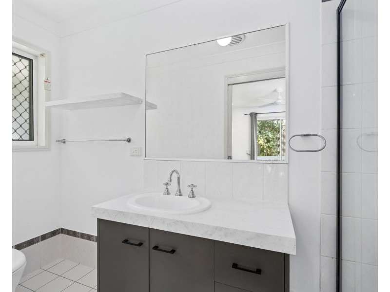 6 Nauru Place, Pacific Pines QLD 4211