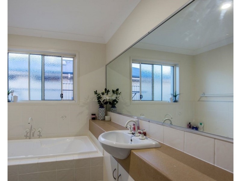 18 Noelene Court, Arundel QLD 4214