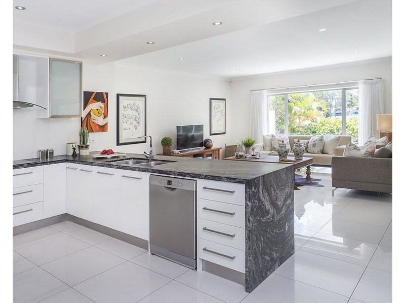 9111 Peter Senior Drive, Hope Island QLD 4212
