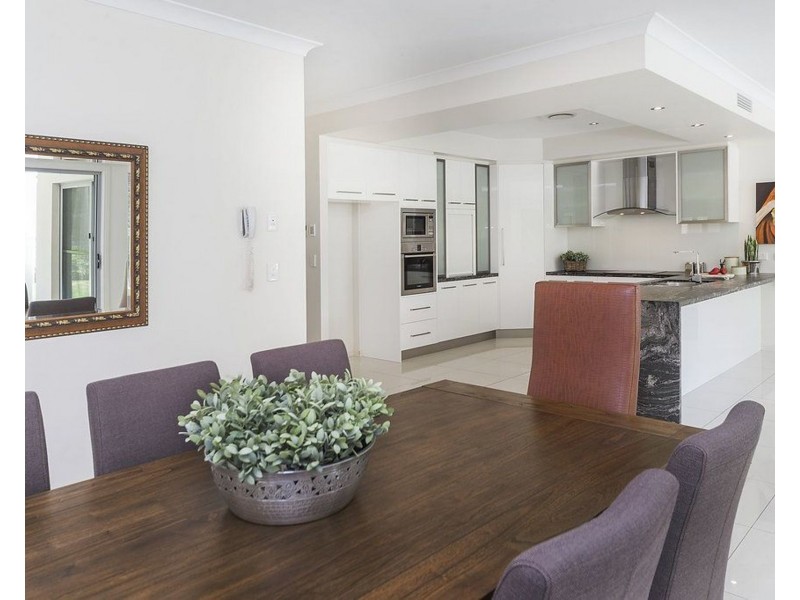 9111 Peter Senior Drive, Hope Island QLD 4212