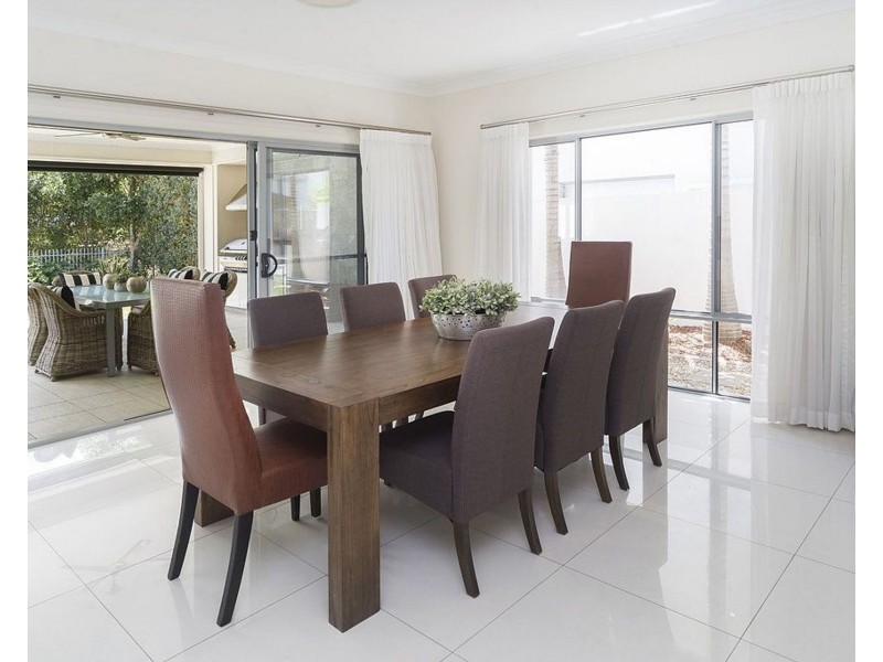 9111 Peter Senior Drive, Hope Island QLD 4212