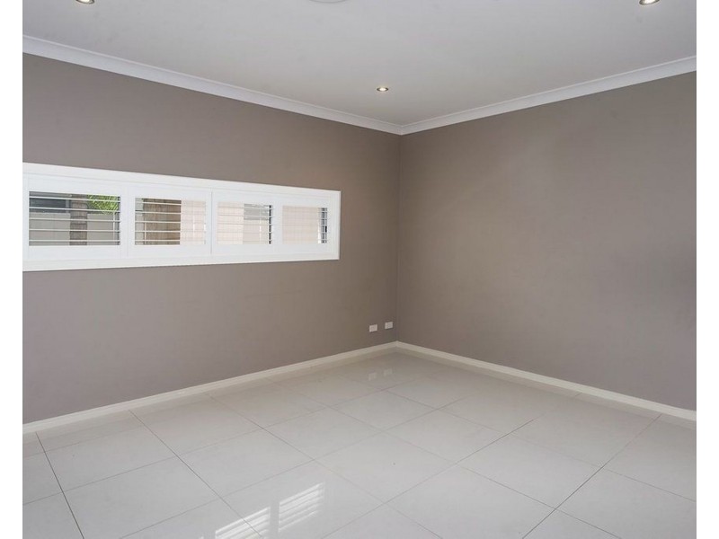9111 Peter Senior Drive, Hope Island QLD 4212