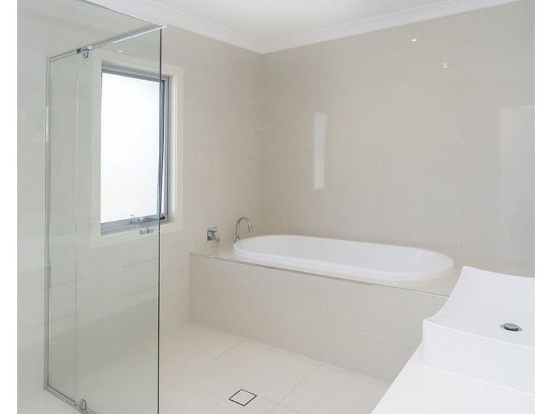 9111 Peter Senior Drive, Hope Island QLD 4212