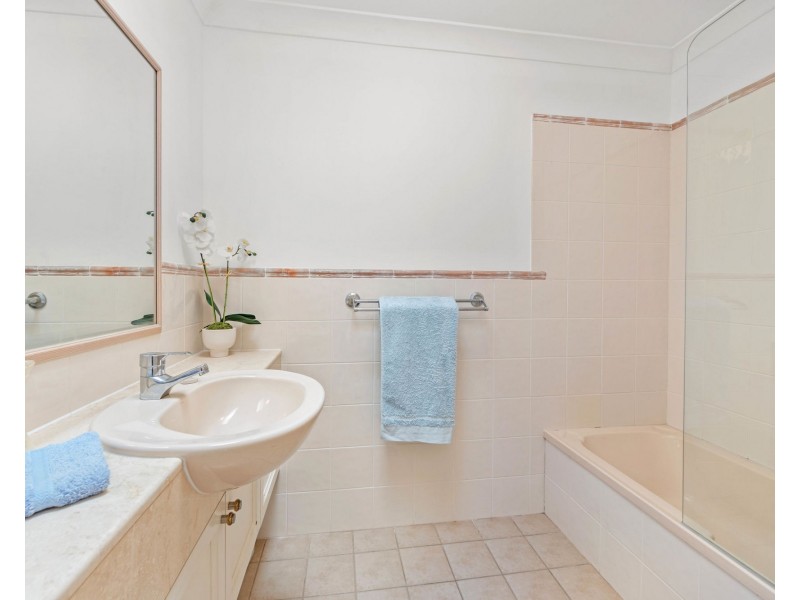 77 John Lund Drive, Hope Island QLD 4212