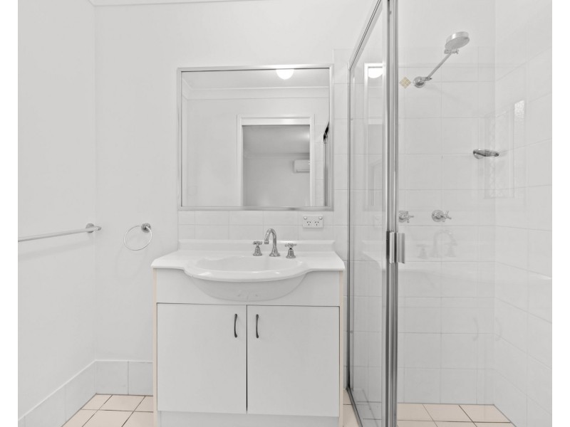 1/173 Government Road, Labrador QLD 4215