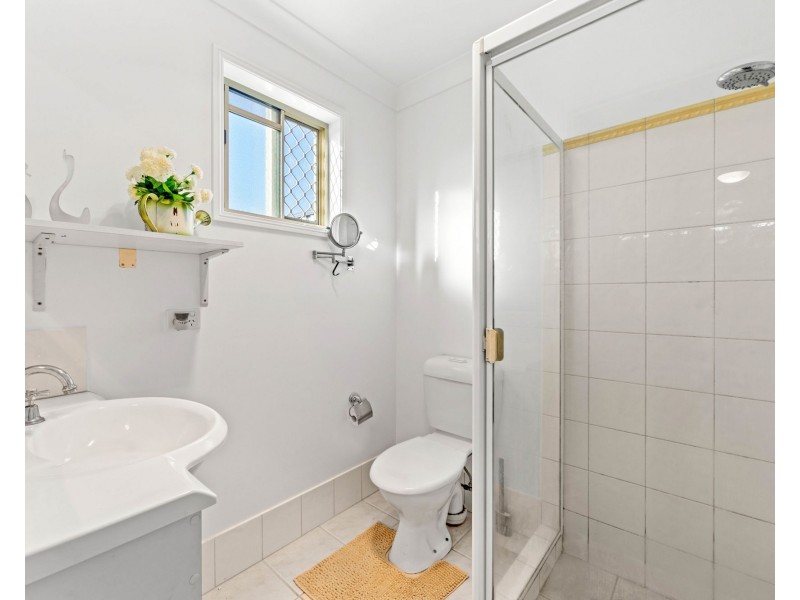 2/65 Errol Avenue, Paradise Point QLD 4216
