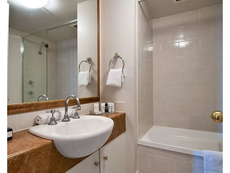 3038/2633 Gold Coast Highway, Broadbeach QLD 4218