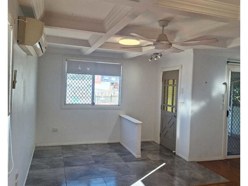 15 Hillcrest Parade, Miami QLD 4220
