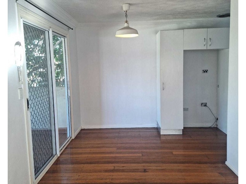15 Hillcrest Parade, Miami QLD 4220