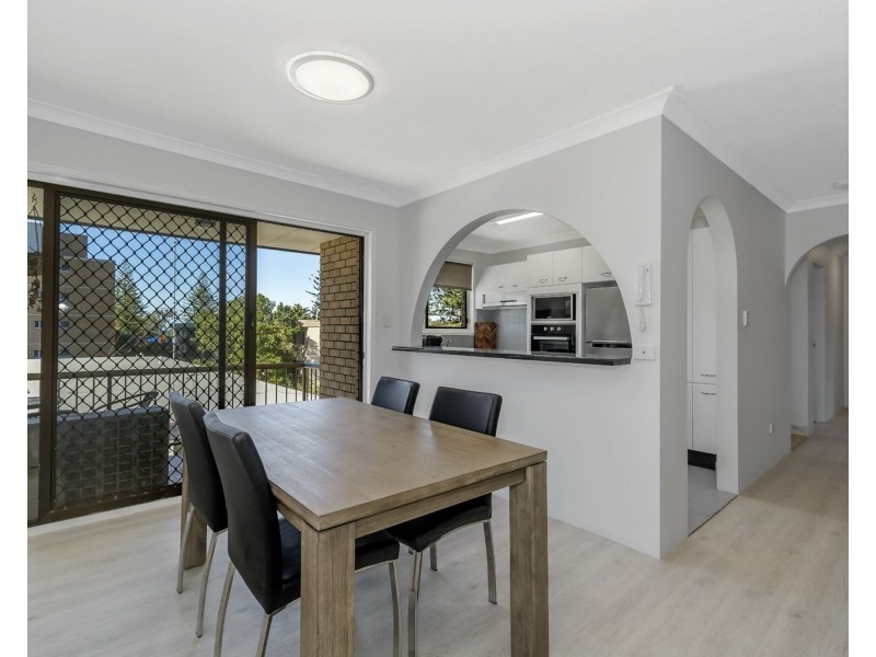 8/10 Elizabeth Avenue, Broadbeach QLD 4218