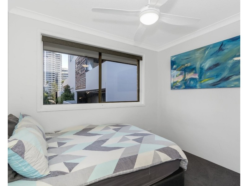 8/10 Elizabeth Avenue, Broadbeach QLD 4218