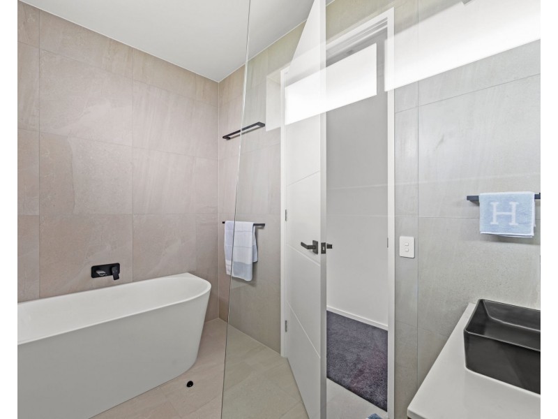 8942 The Point Circuit, Hope Island QLD 4212