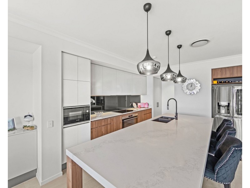8942 The Point Circuit, Hope Island QLD 4212