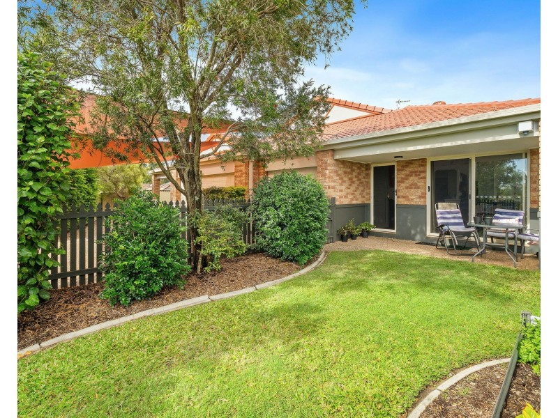 2/6 Usher Avenue, Labrador QLD 4215
