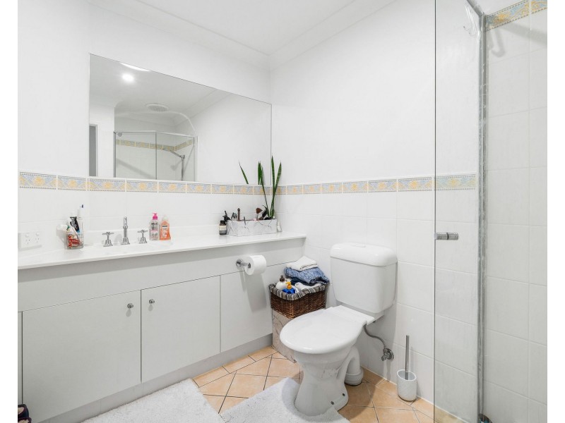 2/6 Usher Avenue, Labrador QLD 4215