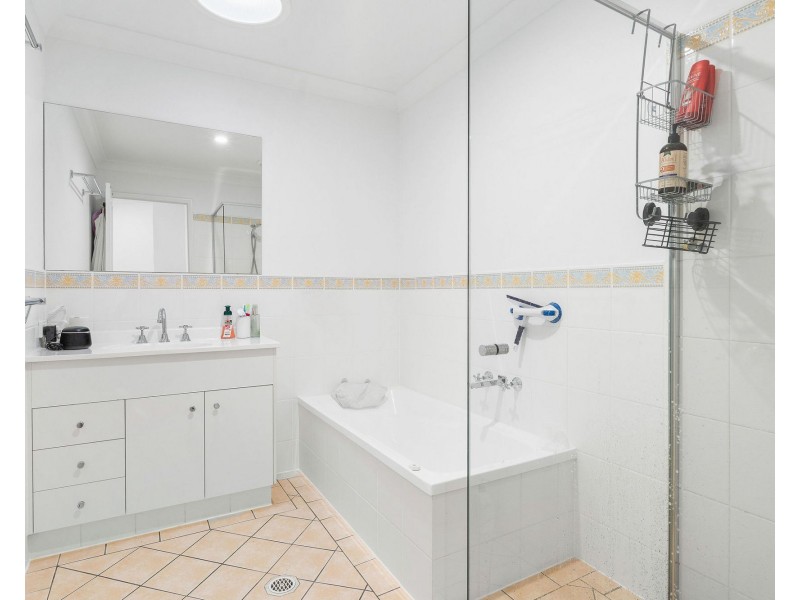 2/6 Usher Avenue, Labrador QLD 4215