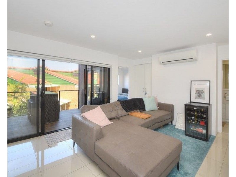 208/9 Hooker Boulevard, Broadbeach Waters QLD 4218