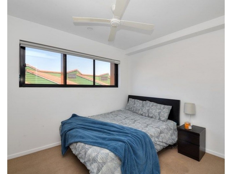 208/9 Hooker Boulevard, Broadbeach Waters QLD 4218