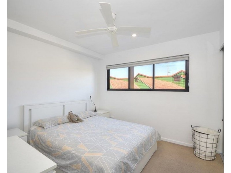 208/9 Hooker Boulevard, Broadbeach Waters QLD 4218