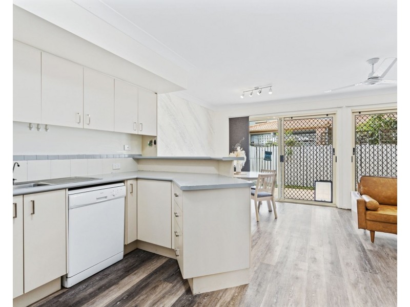 27/7-9 Santa Cruz Boulevard, Clear Island Waters QLD 4226