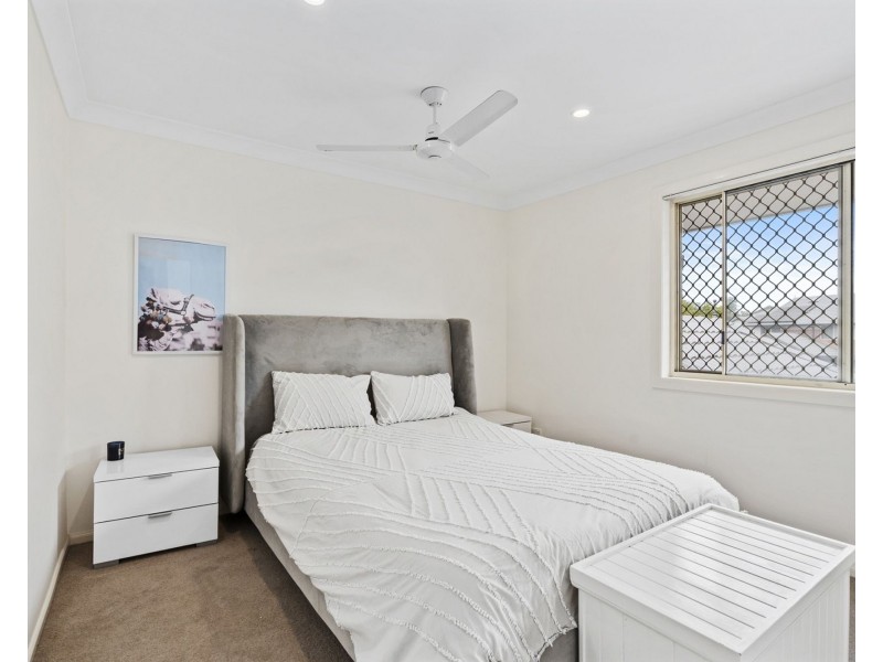 27/7-9 Santa Cruz Boulevard, Clear Island Waters QLD 4226