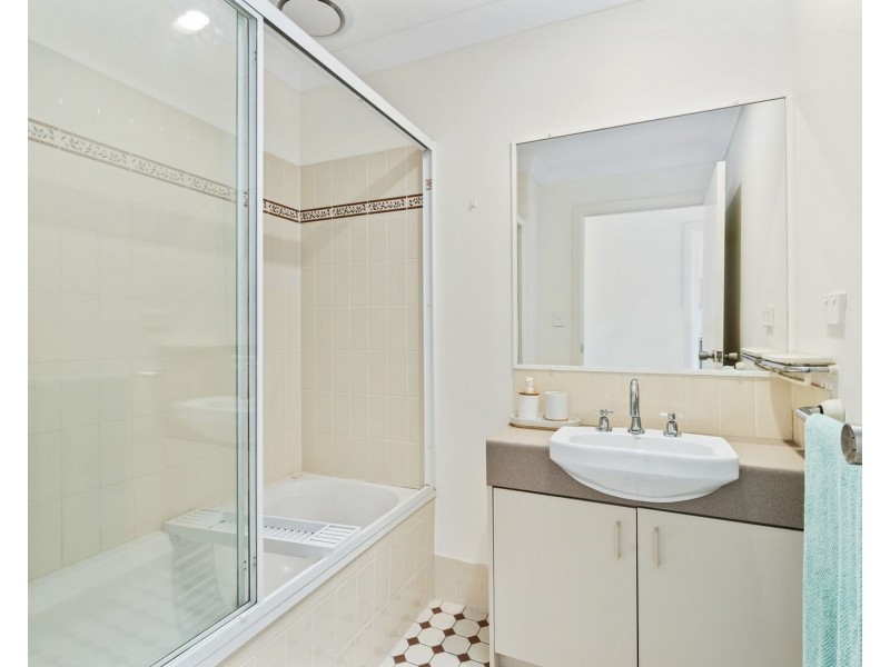 27/7-9 Santa Cruz Boulevard, Clear Island Waters QLD 4226