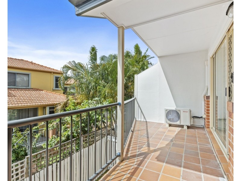 27/7-9 Santa Cruz Boulevard, Clear Island Waters QLD 4226
