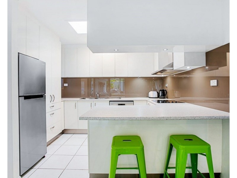 1/203 Central Street, Labrador QLD 4215