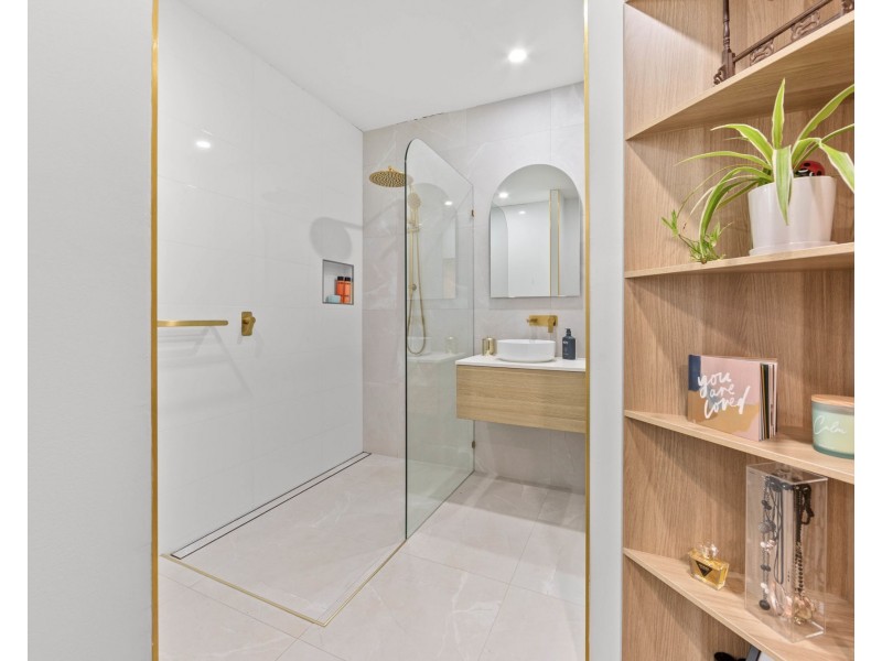 20 Evans Drive, Benowa QLD 4217